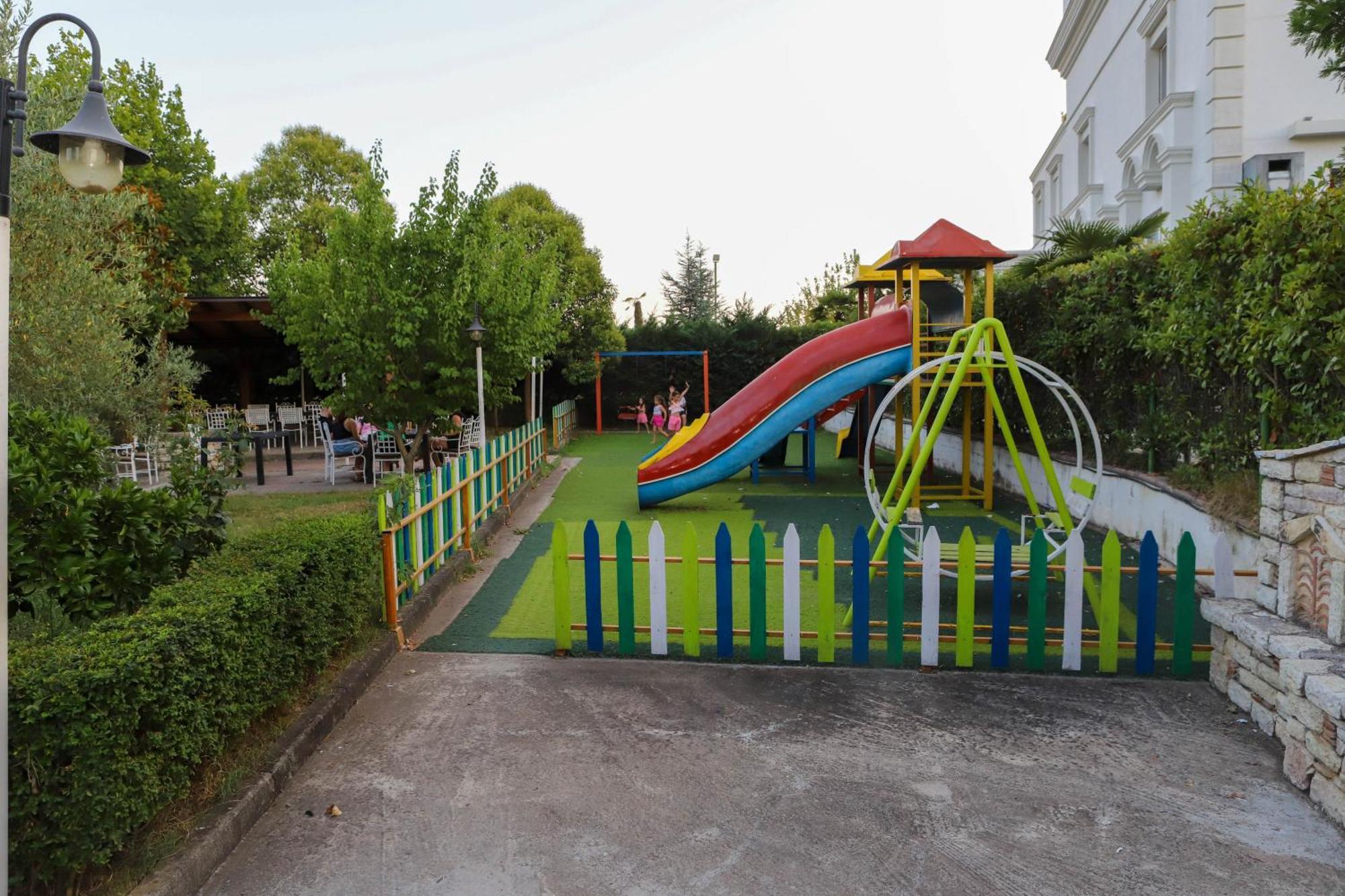 Antonia * Tirana